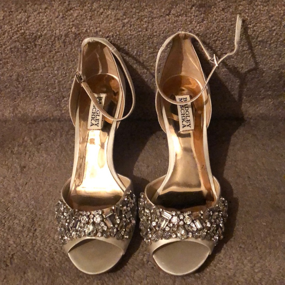 BADGLEY MISCHKA-NWOT/IVORY SATIN WEDGE W/STONES